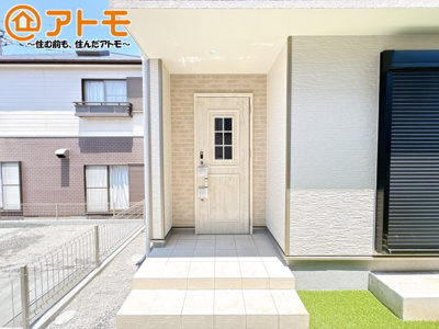 【玄関】 | 駿東郡清水町長沢643番　新築一戸建て　A号棟 | 落ち着いた色合いの玄関はダブルロックで防犯性に優れた仕様になっています♪