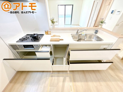【キッチン】 | 駿東郡清水町長沢643番　新築一戸建て　A号棟 | リビングで遊ぶお子様にも目が届く、安心感で選ぶなら対面キッチン♪