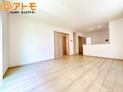 【居間・リビング】 | 駿東郡清水町長沢643番　新築一戸建て　A号棟 | 家族団らんのイメージは、リビングを思い浮かべませんか？リビングこそ広々とした空間が良いですね♪