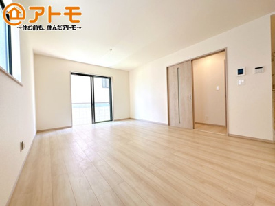 【居間・リビング】 | 駿東郡清水町長沢643番　新築一戸建て　A号棟 | 広々と開放的なLDKは、家族が自然と集まる広さ♪お子様のリビング学習にもピッタリ♪