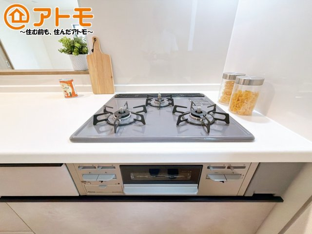 【設備】 | 駿東郡清水町長沢643番　新築一戸建て　B号棟 | ３口コンロは使い勝手がよくお料理も楽しくなりそうです♪