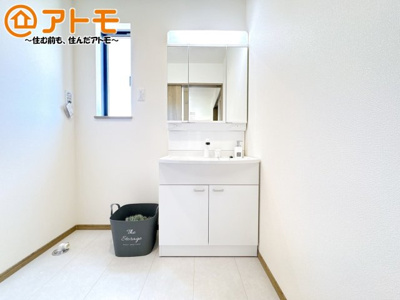 【独立洗面台】 | 駿東郡清水町長沢643番　新築一戸建て　B号棟 | 洗面所って朝に混み合いませんか？広々とした脱衣所、３面鏡の独立洗面台で朝の時間を少しお手伝い♪