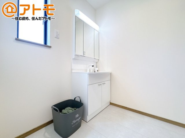 【独立洗面台】 | 駿東郡清水町長沢643番　新築一戸建て　B号棟 | 収納豊富な３面鏡の洗面化粧台は使い勝手良好♪