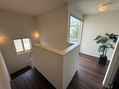 【その他】 | 佐久市岩村田一本柳中古住宅 | 中２階階段ホール