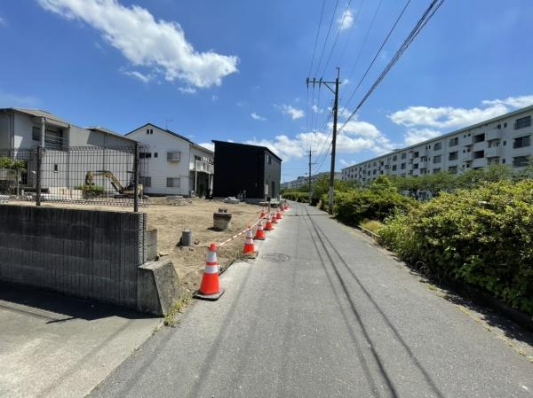 岩田町2丁目2期1号棟の前面道路含む現地写真|前面道路含む現地（2026年5月撮影）