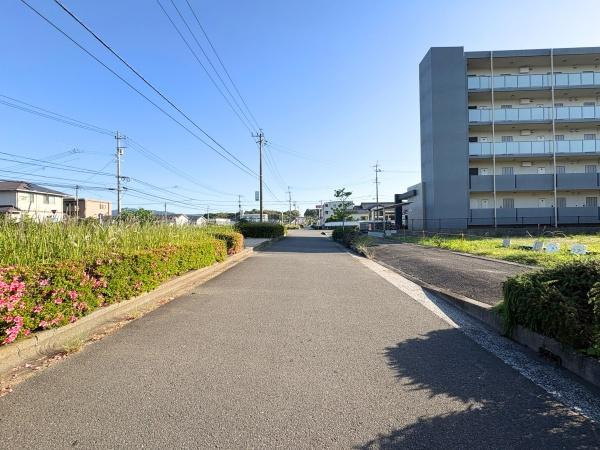汐見二丁目土地の前面道路含む現地写真|前面道路含む現地（2026年5月撮影）