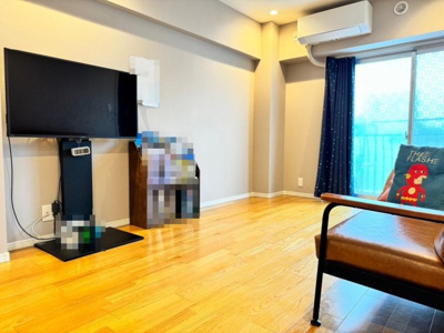 【居間・リビング】 | 岡本センチュリーマンション | 角住居、三面バルコニー、陽当たり・通風良好