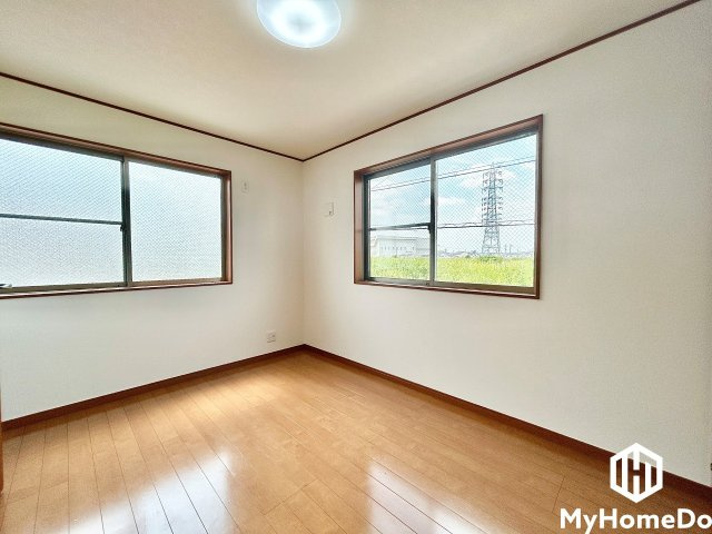 西区清里町の洋室|陽当たり、通風良好なので過ごしやすいお部屋となっております。