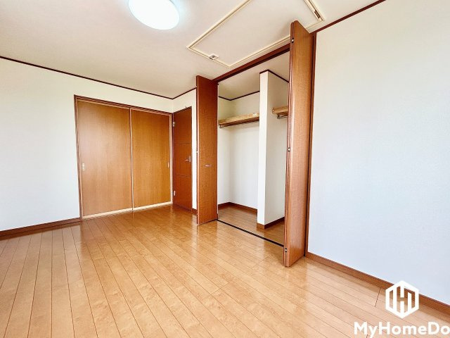 西区清里町の洋室|大きなクローゼットなので整理整頓しやすいです。
