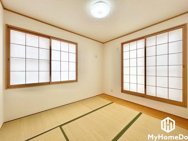 西区清里町の和室|畳の香りに包まれ、心落ち着くひとときを。和室ならではの静かな空間が、忙しい日常に癒しをもたらします。くつろぎの時間を大切にしたい方にぴったりの住まいです。