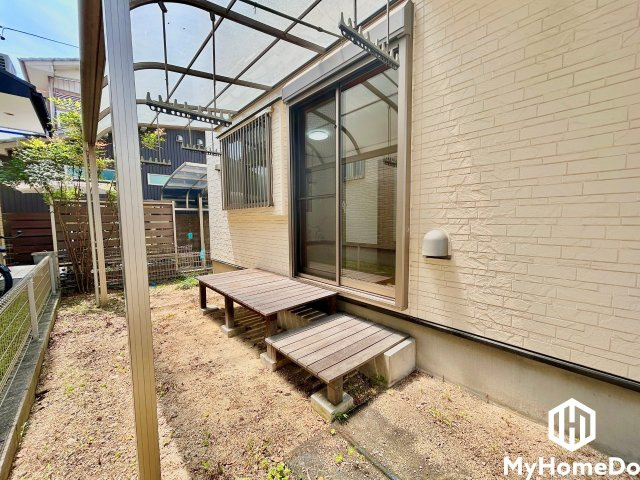 西区清里町の庭|雨よけが付いているので、急な雨でもゆっくりと洗濯物取り込んで頂けます。