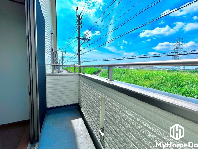 西区清里町のバルコニー|陽射したっぷり。洗濯物がよく乾く広々バルコニーです。