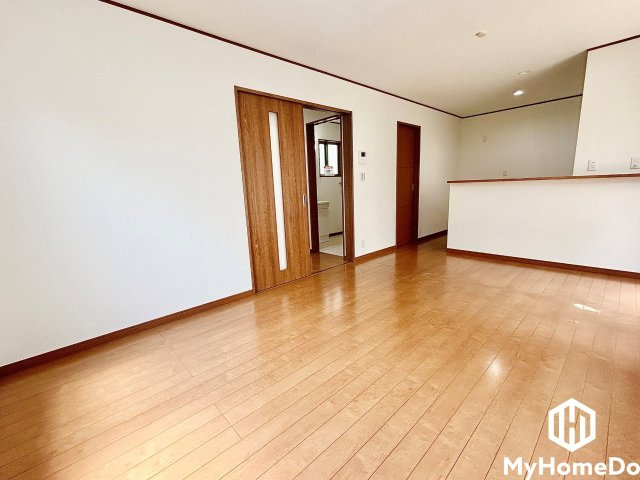 西区清里町の居間・リビング|自然光がたっぷり差し込む明るいリビングで、毎日の生活がより豊かに