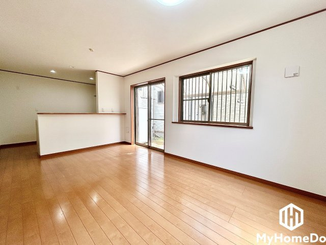 西区清里町の居間・リビング|明るい光の差し込むLDKはゆったりとした家族団欒の場に。