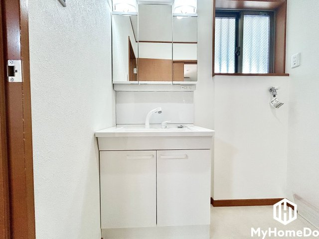 西区清里町の洗面所|使いやすさが考えられた3面鏡です。