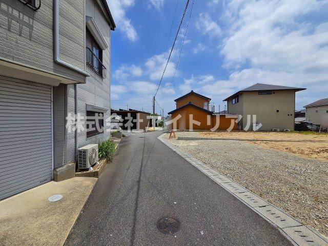 碧南市丸山町6丁目　売地の前面道路含む現地写真