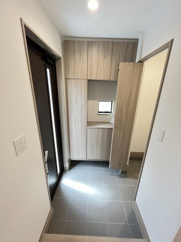 【玄関】 | 春日市小倉6丁目　A号棟（全1棟）【仲介手数料無料・0円】 | 現地写真。