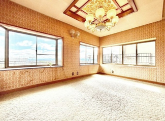 【居間・リビング】 | 灘区篠原台　中古戸建 | 全居室6帖以上の広々6LDK。車庫1台分、前面道路幅10ｍのためお車の出し入れラクラク♪