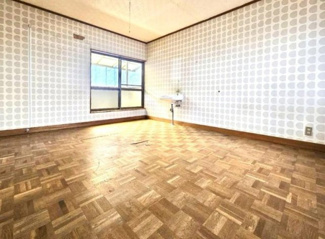 【洋室】 | 灘区篠原台　中古戸建 | 10帖の洋室はベランダ付き。2面彩光の明るいお部屋