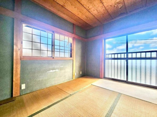 【和室】 | 灘区篠原台　中古戸建 | 6帖の和室は2面彩光。たっぷり収納できる押入付き