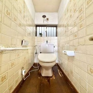 【トイレ】 | 灘区篠原台　中古戸建 | トイレには快適な温水洗浄便座付き