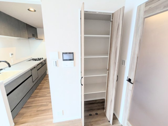 TOWER RESIDENCE TOKYOの収納|～リビング内 収納写真～
