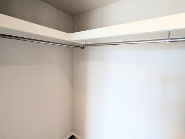 TOWER RESIDENCE TOKYOの収納|～主寝室のWIC写真～ 収納量が豊富です！