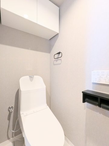 TOWER RESIDENCE TOKYOのトイレ|～吊戸棚付きのトイレ写真～ 消耗品等の収納が可能で便利です！