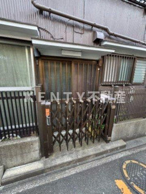 【エントランス】 | 東蒲田１丁目戸建 | 落ち着いたエントランスです