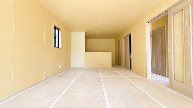 足立区青井6丁目新築戸建て【全2棟】の居間・リビング|【8/9撮影】約18帖のゆとりあるLDKは、家族が自然と集まる住まいの中心に。