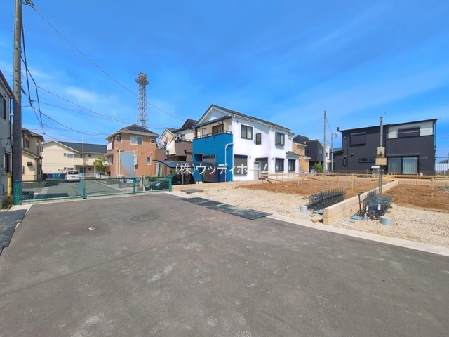 春日部市粕壁東10期　新築一戸建て　1号棟の前面道路含む現地写真