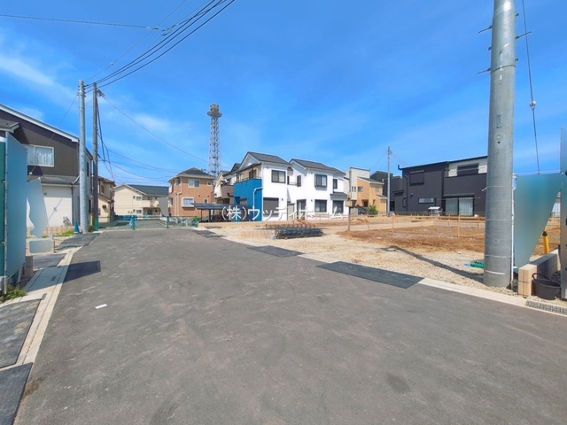 春日部市粕壁東10期　新築一戸建て　2号棟の前面道路含む現地写真