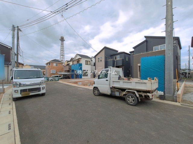 春日部市粕壁東10期　新築一戸建て　2号棟の前面道路含む現地写真