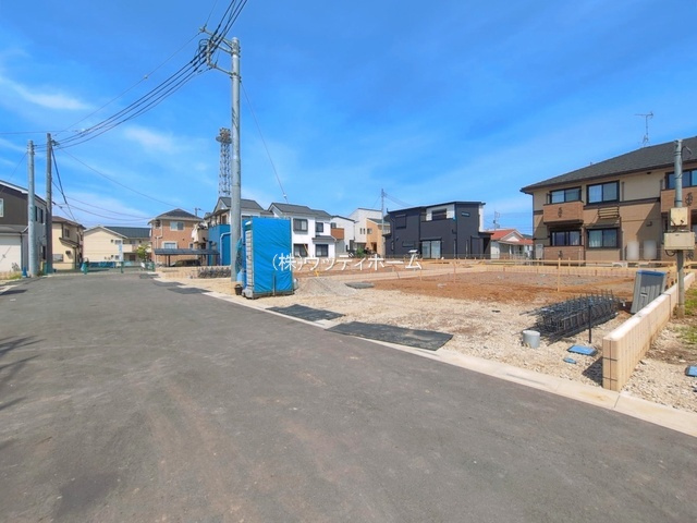 春日部市粕壁東10期　新築一戸建て　3号棟の前面道路含む現地写真