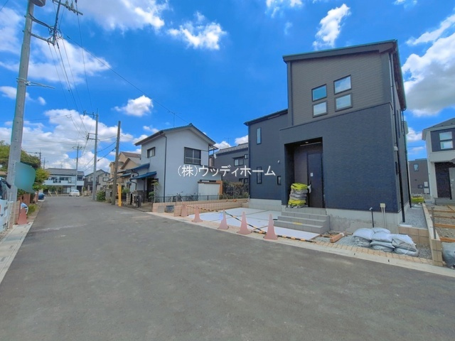 春日部市粕壁東10期　新築一戸建て　6号棟の前面道路含む現地写真