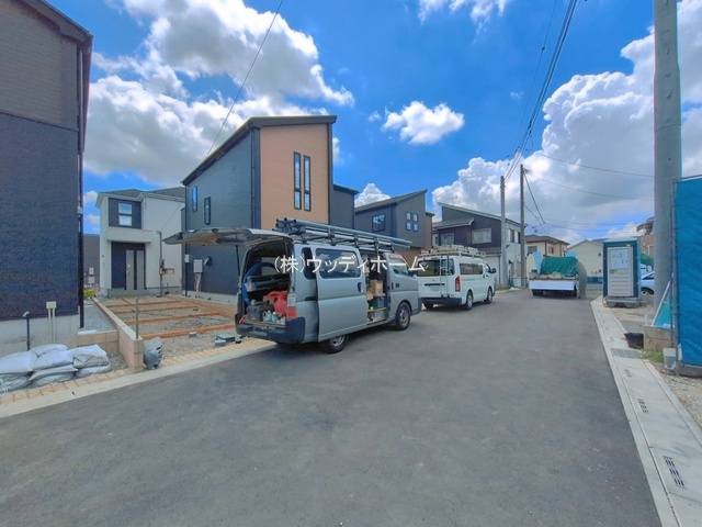 春日部市粕壁東10期　新築一戸建て　7号棟の前面道路含む現地写真