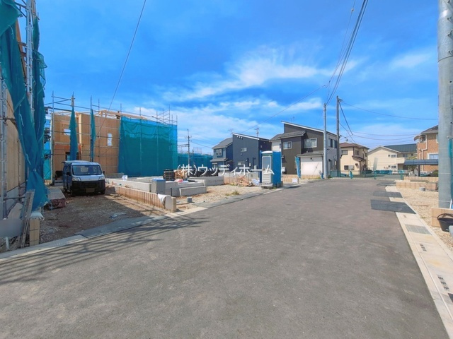 春日部市粕壁東10期　新築一戸建て　8号棟の前面道路含む現地写真