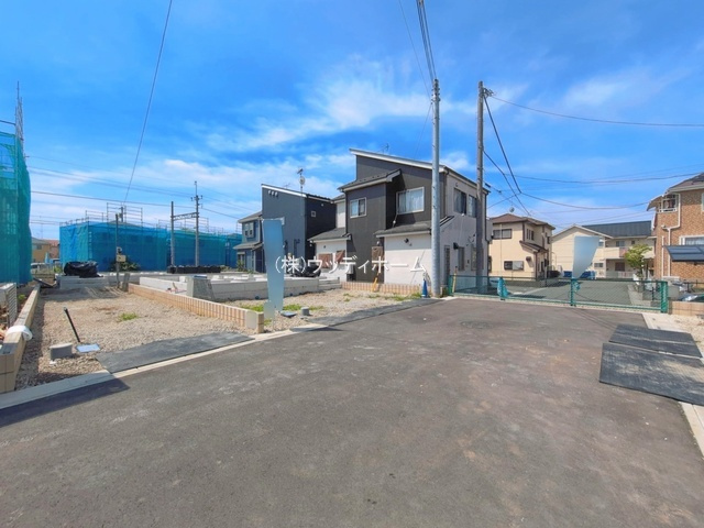 春日部市粕壁東10期　新築一戸建て　10号棟の前面道路含む現地写真
