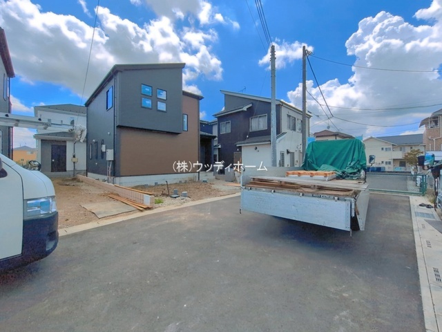 春日部市粕壁東10期　新築一戸建て　10号棟の前面道路含む現地写真