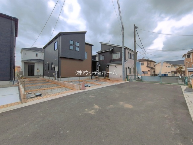 春日部市粕壁東10期　新築一戸建て　10号棟の前面道路含む現地写真