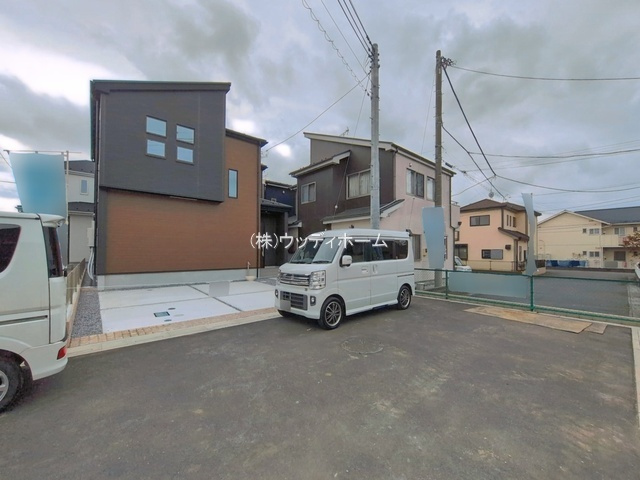 春日部市粕壁東10期　新築一戸建て　10号棟の前面道路含む現地写真