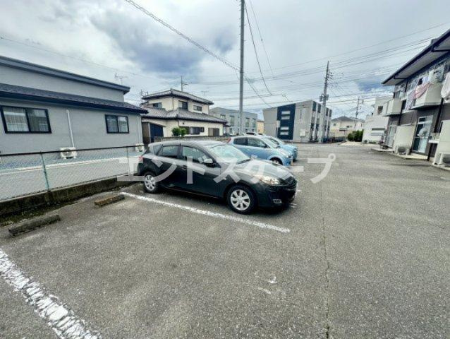 メゾンユキエの駐車場|高崎、前橋のお部屋探しはエンドスケープまで！お客様の理想お聞かせ下さい♪