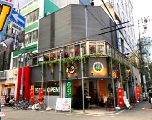 プラスビルの外観