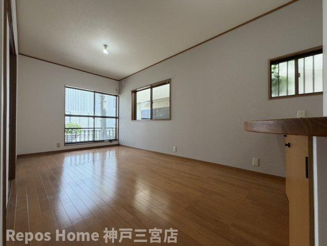 尼崎市次屋2丁目貸家の居間・リビング