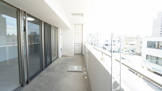 【バルコニー】 | ディアメゾン観音本町リアーレ | 南西向きワイドバルコニー　角部屋で陽当り、眺望も良好