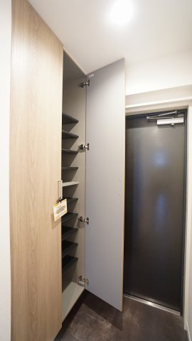【その他】 | ディアメゾン観音本町リアーレ | 大容量のシューズ収納つき玄関　人感センサライトつき