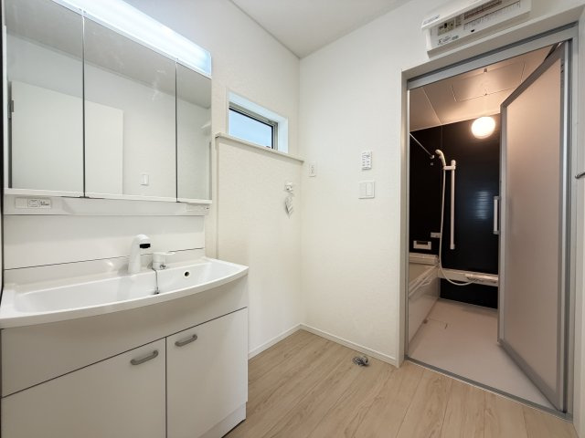 糸満市座波　第3（全4棟）1・2・4号棟の独立洗面台|4号棟　三面鏡付き洗髪洗面化粧台♪