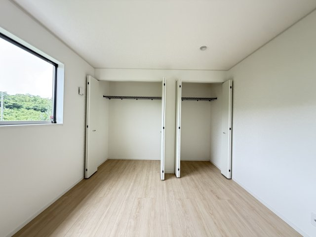 糸満市座波　第3（全4棟）1・2号棟の収納|1号棟　洋室7.7帖＋Wクロゼット付き♪