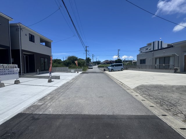 糸満市座波　第3（全4棟）1・2号棟の前面道路含む現地写真|※北東側5.02m里道♪