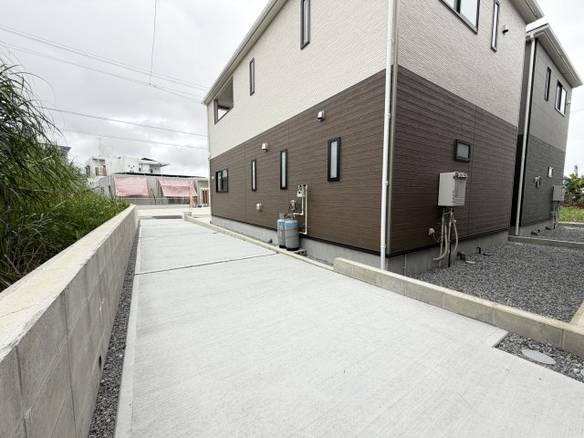 糸満市座波　第3（全4棟）1・2号棟の駐車場|1号棟　駐車3台可♪EV車充電設備付き♪